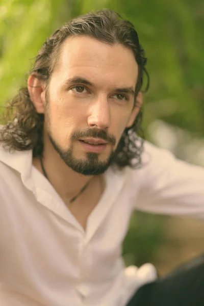 Retrato Hombre Negocios Guapo Con Pelo Largo Rizado Contra Vista — Foto de Stock