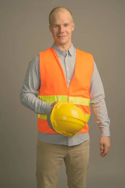 Estúdio Tiro Homem Careca Trabalhador Construção Contra Fundo Cinza — Fotografia de Stock