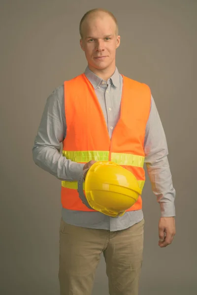 Estudio Hombre Calvo Trabajador Construcción Contra Fondo Gris —  Fotos de Stock