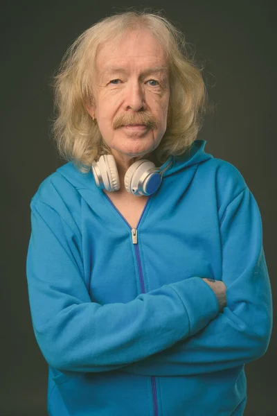 Studio Skott Senior Man Med Mustasch Bär Blå Jacka Mot — Stockfoto