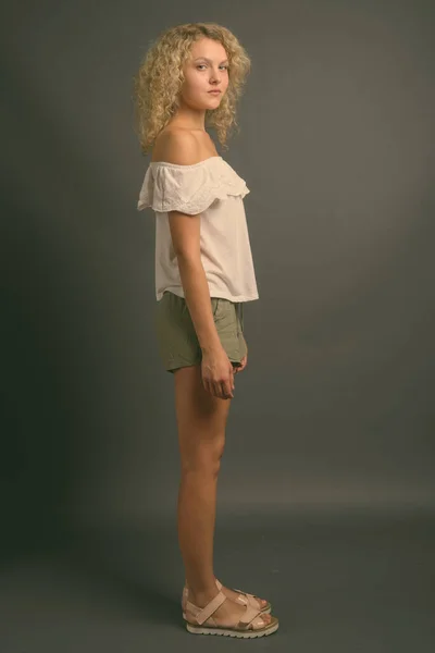 Estúdio Tiro Jovem Mulher Bonita Com Cabelo Encaracolado Loiro Contra — Fotografia de Stock