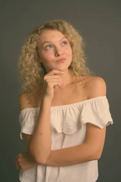 Estudio Joven Hermosa Mujer Con Pelo Rubio Rizado Sobre Fondo — Foto de Stock