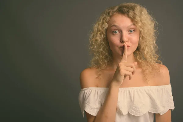 Estudio Joven Hermosa Mujer Con Pelo Rubio Rizado Sobre Fondo — Foto de Stock