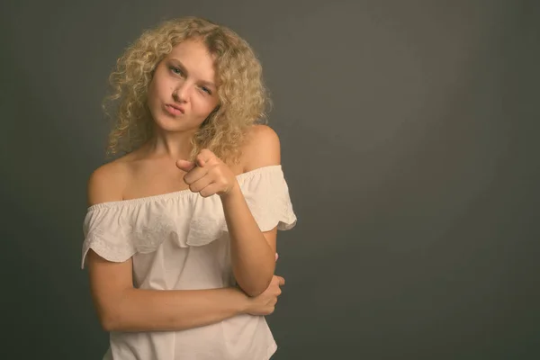 Estúdio Tiro Jovem Mulher Bonita Com Cabelo Encaracolado Loiro Contra — Fotografia de Stock