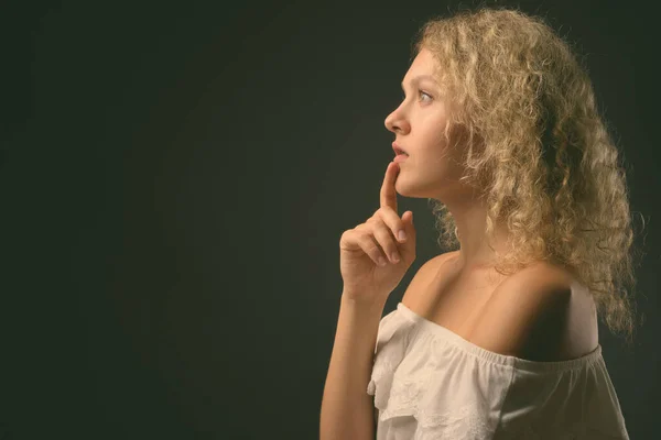 Studio Shot Young Beautiful Woman Blond Curly Hair Gray Background — Stock Photo, Image