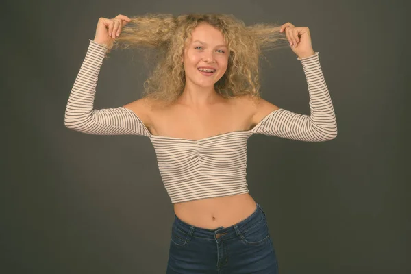 Studio Shot Van Jonge Mooie Vrouw Met Blond Krullend Haar — Stockfoto