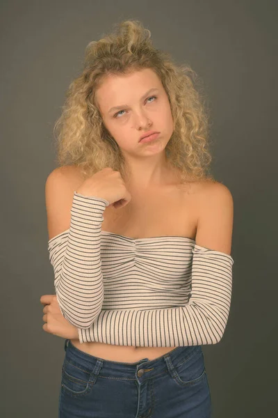 Estúdio Tiro Jovem Mulher Bonita Com Cabelo Encaracolado Loiro Contra — Fotografia de Stock