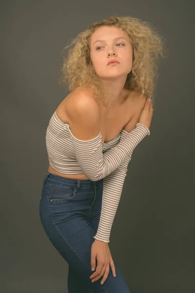 Studio Shot Van Jonge Mooie Vrouw Met Blond Krullend Haar — Stockfoto