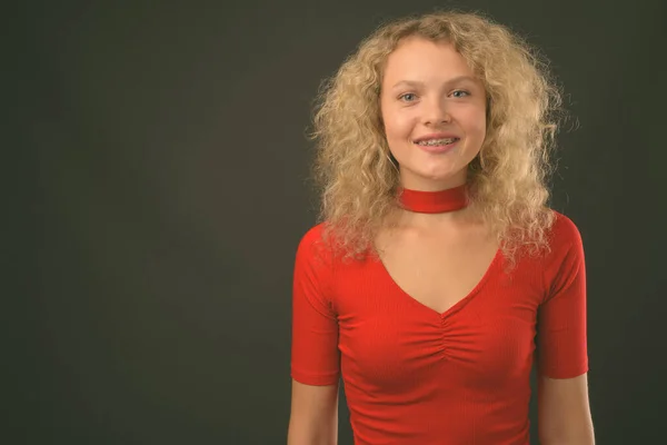 Studio Colpo Giovane Bella Donna Con Capelli Biondi Ricci Contro — Foto Stock