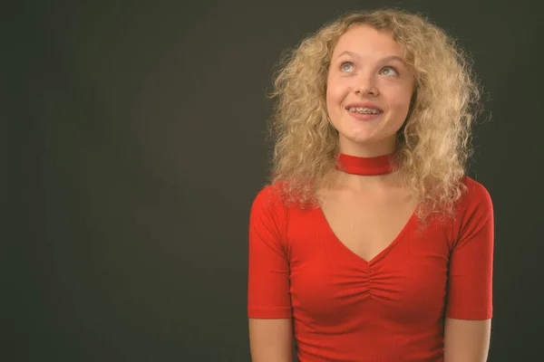 Studio Shot Van Jonge Mooie Vrouw Met Blond Krullend Haar — Stockfoto