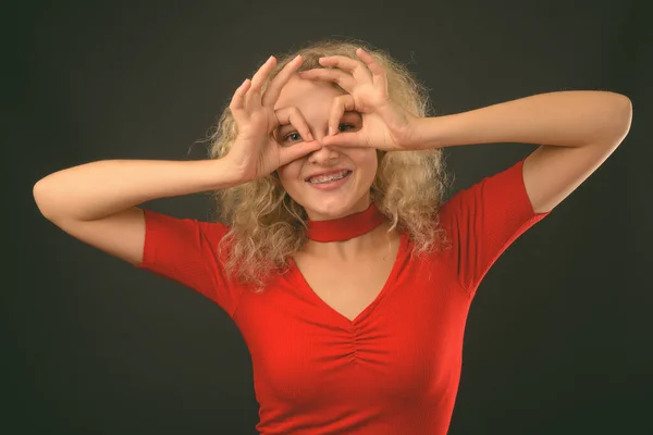 Estudio Joven Hermosa Mujer Con Pelo Rubio Rizado Sobre Fondo — Foto de Stock