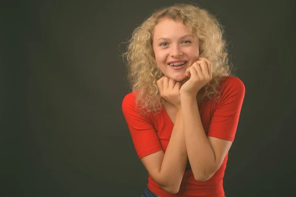 Studio Shot Van Jonge Mooie Vrouw Met Blond Krullend Haar — Stockfoto