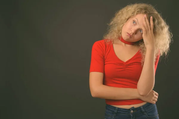 Studio Shot Young Beautiful Woman Blond Curly Hair Gray Background — Stock Photo, Image