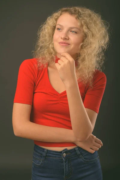 Студійний Знімок Молодої Красивої Жінки Світлим Кучерявим Волоссям Сірому Фоні — стокове фото