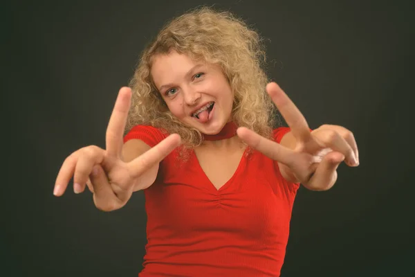 Studio Shot Van Jonge Mooie Vrouw Met Blond Krullend Haar — Stockfoto