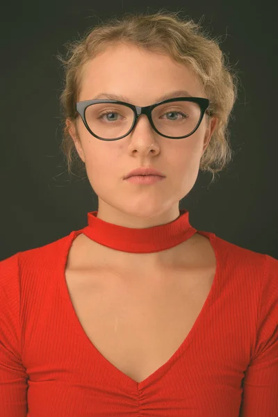 Estúdio Tiro Jovem Mulher Bonita Com Cabelo Encaracolado Loiro Contra — Fotografia de Stock