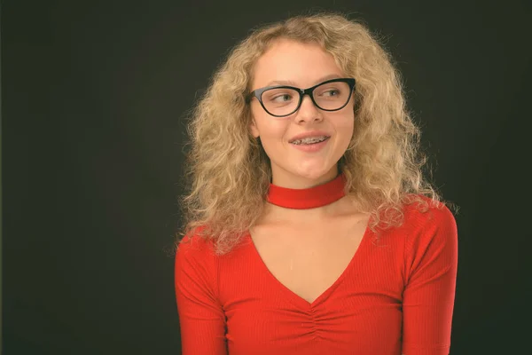 Estúdio Tiro Jovem Mulher Bonita Com Cabelo Encaracolado Loiro Contra — Fotografia de Stock