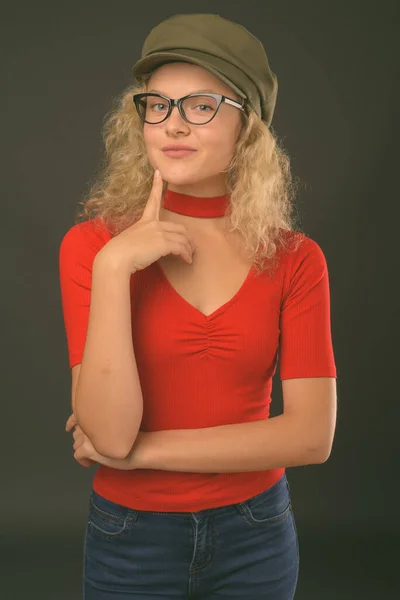 Estúdio Tiro Jovem Mulher Bonita Com Cabelo Encaracolado Loiro Contra — Fotografia de Stock