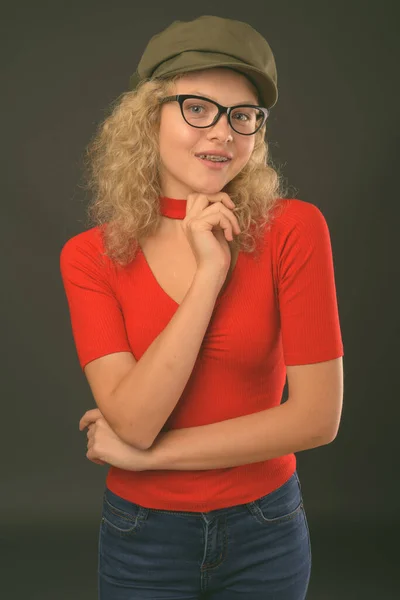 Estúdio Tiro Jovem Mulher Bonita Com Cabelo Encaracolado Loiro Contra — Fotografia de Stock