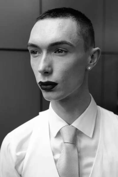 Retrato Joven Hombre Negocios Andrógino Guapo Explorando Ciudad Blanco Negro —  Fotos de Stock