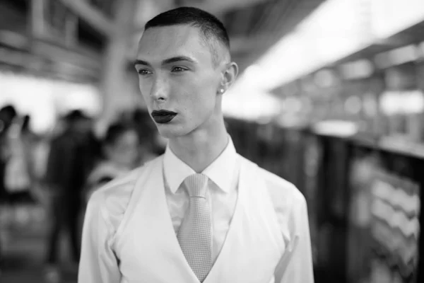 Portrait Jeune Homme Affaires Androgyne Qui Explore Ville Noir Blanc — Photo