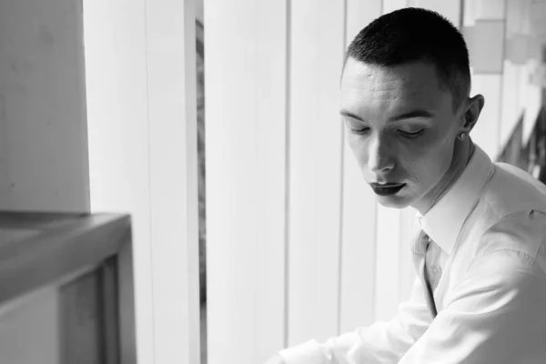 Portrait Young Handsome Androgynous Businessman Exploring City Black White — Stock Photo, Image