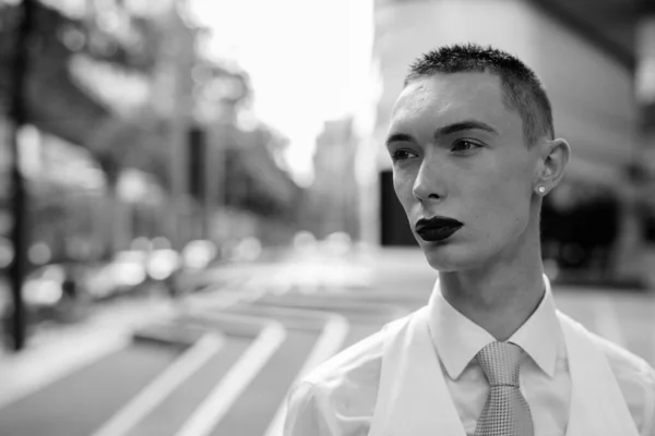 Portrait Jeune Homme Affaires Androgyne Qui Explore Ville Noir Blanc — Photo