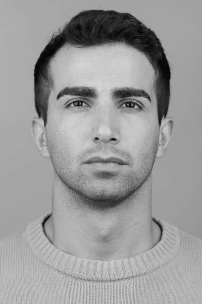 Studio Záběr Mladého Pohledného Perského Muže Proti Bílému Pozadí Černé — Stock fotografie
