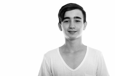 Siyah beyaz arka planda izole edilmiş genç, yakışıklı İranlı bir çocuğun stüdyo fotoğrafı.