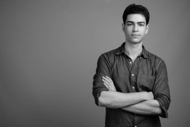 Siyah beyaz gri arka planda genç ve yakışıklı İranlı işadamının stüdyo çekimi