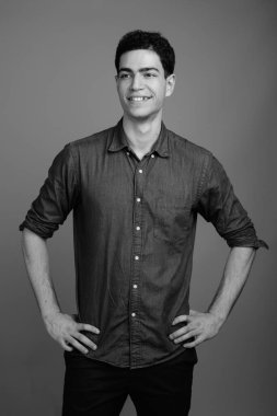 Siyah beyaz gri arka planda genç ve yakışıklı İranlı işadamının stüdyo çekimi