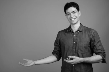 Siyah beyaz gri arka planda genç ve yakışıklı İranlı işadamının stüdyo çekimi