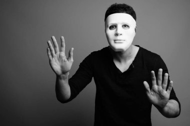 Siyah beyaz gri arka planda genç ve yakışıklı Pers erkeğinin stüdyo çekimi