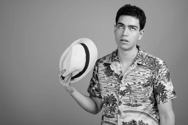 Estudio Plano Joven Guapo Turista Persa Con Camisa Hawaiana Sombrero —  Fotos de Stock