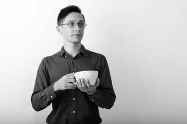 Genç ve yakışıklı iş adamının siyah beyaz arka plana karşı çekimleri.