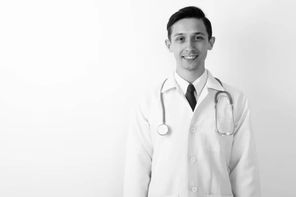 Studio Ditembak Muda Tampan Dokter Terhadap Latar Belakang Putih Dalam — Stok Foto