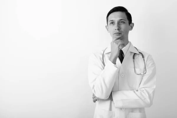 Studio Záběr Mladý Pohledný Muž Lékař Proti Bílému Pozadí Černobílé — Stock fotografie