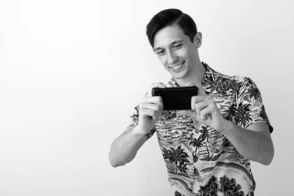 스튜디오는 흑백으로 휴가를 준비가 하와이안 셔츠를 잘생긴 관광객의 모습을 찍었다 — 스톡 사진