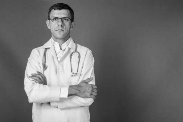 Studio Shot Beau Docteur Homme Sur Fond Gris Noir Blanc — Photo