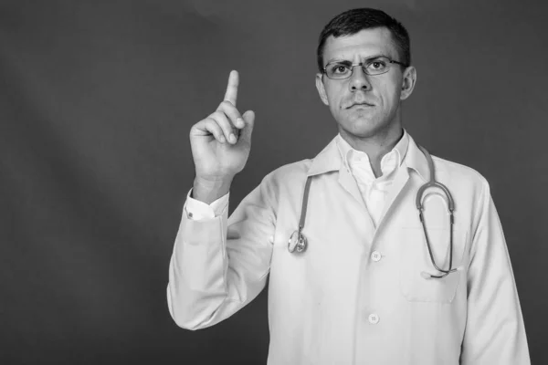 Студійний Знімок Красивого Лікаря Сірому Фоні Чорно Білому — стокове фото