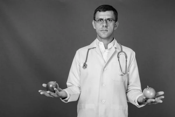 Студійний Знімок Красивого Лікаря Сірому Фоні Чорно Білому — стокове фото