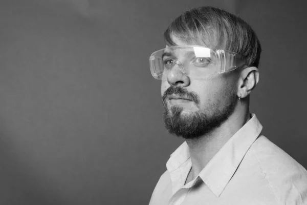 Estudio Hombre Barbudo Médico Con Pelo Rubio Con Gafas Protectoras —  Fotos de Stock