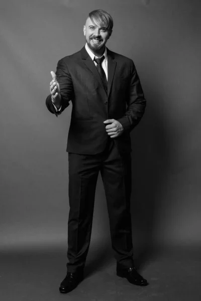 Студійний Знімок Бородатого Бізнесмена Світлим Волоссям Сірому Фоні Чорно Білому — стокове фото