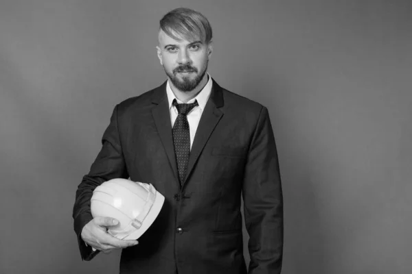 Estudio Plano Hombre Negocios Barbudo Con Hardhat Sobre Fondo Gris —  Fotos de Stock