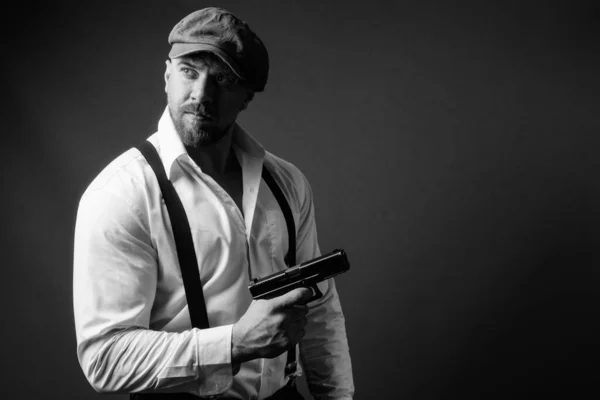 Estudio Hombre Barbudo Con Pistola Sobre Fondo Gris Blanco Negro —  Fotos de Stock