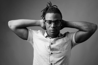 Kenyalı yakışıklı Afrikalı genç adamın, siyah beyaz gri arka plandaki çekimlerine karşı.