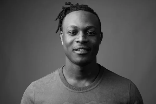 Kenyalı Yakışıklı Afrikalı Genç Adamın Siyah Beyaz Gri Arka Plandaki — Stok fotoğraf