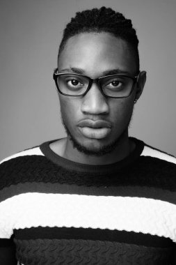 Kenyalı yakışıklı Afrikalı genç adamın, siyah beyaz gri arka plandaki çekimlerine karşı.