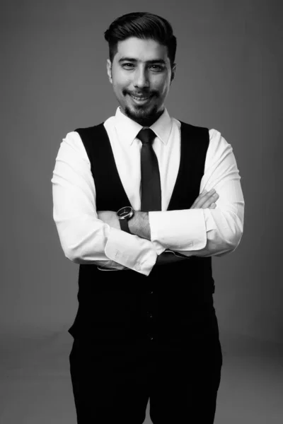 Studioaufnahme Eines Jungen Bärtigen Iranischen Geschäftsmannes Vor Grauem Hintergrund Schwarz — Stockfoto