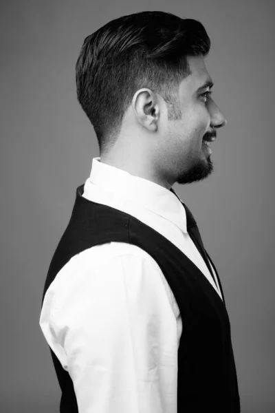 Підготовка Молодого Бородатого Іранського Бізнесмена Проти Сірого Фону Чорно Білому — стокове фото